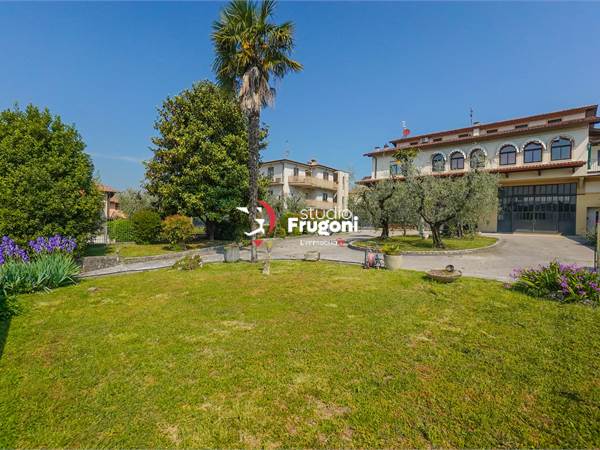 CASALE CON MAGAZZINO E PORTICATI CON 1.600 MQ DI GIARDINO 