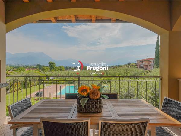 ELEGANTE WOHNUNG MIT SEE- UND POOLBLICK